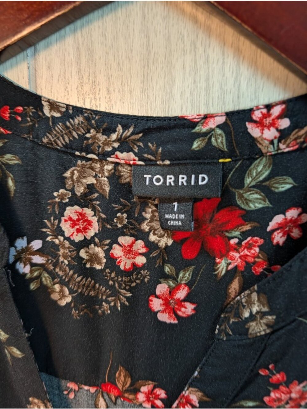 Torrid Black Floral Womens Button Up Tie Short Sleeve Shirt Size 1 1X - Picture 5 of 8